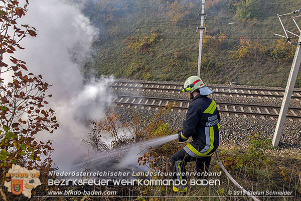 20151028 Bahndammbrand Pfaffstätten ausgelöst durch Krähe  Foto: © Stefan Schneider