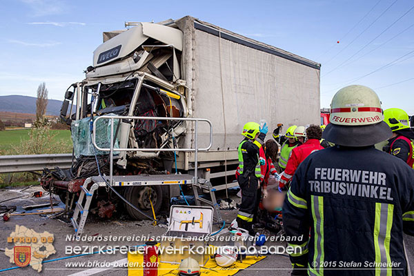 20151116 Lkw Auffahrunfall auf der A2 vor Bad Vslau RFb Sd   Foto: Daniel Wirth