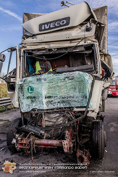 20151116 Lkw Auffahrunfall auf der A2 vor Bad Vslau RFb Sd   Foto: Stefan Schneider