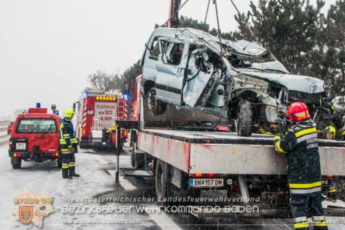20160123 Verkehrsunfall mit Menschenrettung auf der A2 Rfb Sd bei Leobersdorf  Foto:  Daniel Wirth 