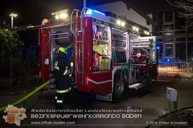 20160312 Brand eines berdachten Brennholzlagerplatz in Tattendorf  Foto:  Stefan Schneider