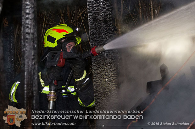 20160312 Brand eines berdachten Brennholzlagerplatz in Tattendorf  Foto:  Stefan Schneider