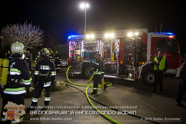 20160312 Brand eines berdachten Brennholzlagerplatz in Tattendorf  Foto:  Stefan Schneider