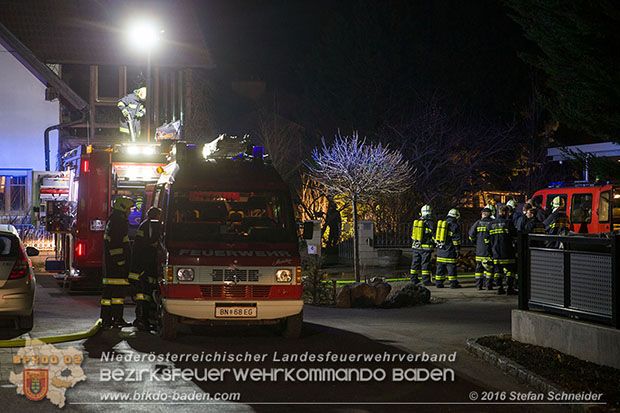 20160312 Brand eines berdachten Brennholzlagerplatz in Tattendorf  Foto:  Stefan Schneider