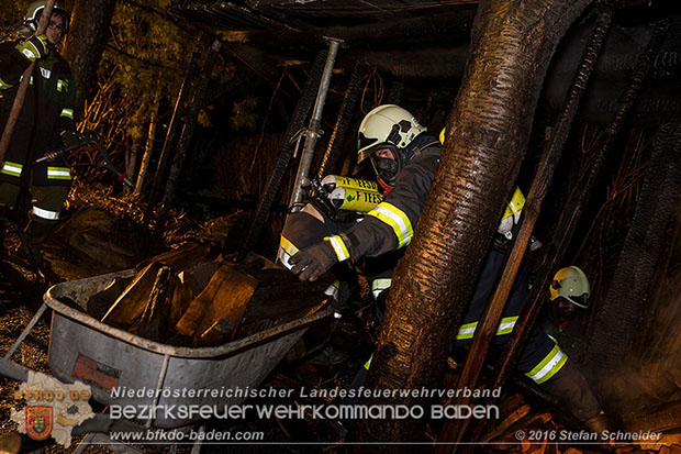 20160312 Brand eines berdachten Brennholzlagerplatz in Tattendorf  Foto:  Stefan Schneider