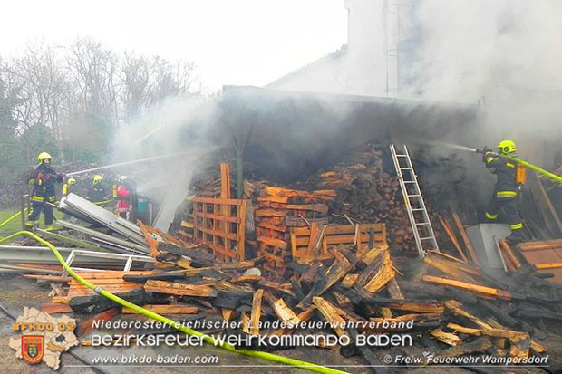 20160330 Brand eines Brennholzlagerplatzes auf einem Firmenareal in Wampersdorf  Foto:  FF Wampersdorf