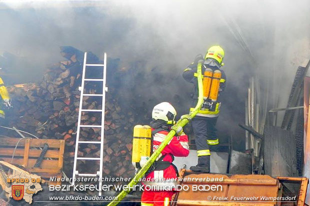20160330 Brand eines Brennholzlagerplatzes auf einem Firmenareal in Wampersdorf  Foto: � FF Wampersdorf