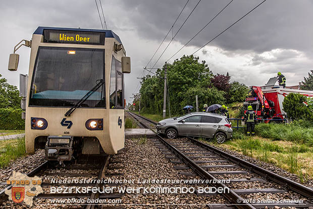20160519 Pkw von Zugsgarnitur der Badner Bahn bei Bahnübergang in Baden-Leesdorf erfasst  Foto: © Stefan Schneider 