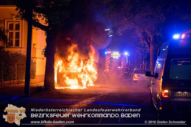 20160608 Kleintransporter in Vollbrand in Baden Weikersdorf  Foto:  Stefan Schneider