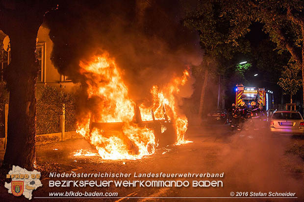 20160608 Kleintransporter in Vollbrand in Baden Weikersdorf  Foto:  Stefan Schneider