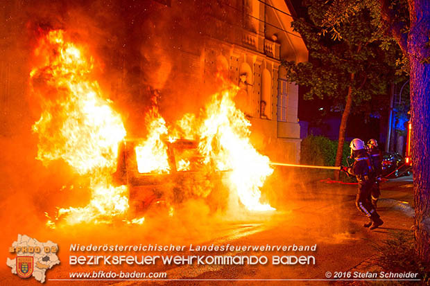 20160608 Kleintransporter in Vollbrand in Baden Weikersdorf  Foto:  Stefan Schneider