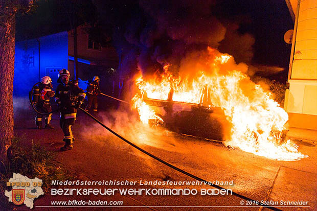 20160608 Kleintransporter in Vollbrand in Baden Weikersdorf  Foto:  Stefan Schneider