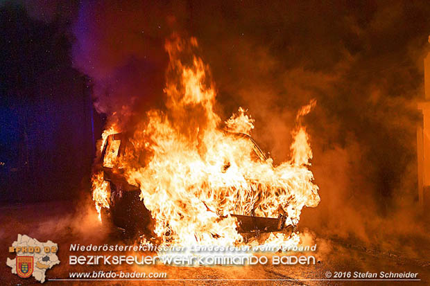 20160608 Kleintransporter in Vollbrand in Baden Weikersdorf  Foto:  Stefan Schneider