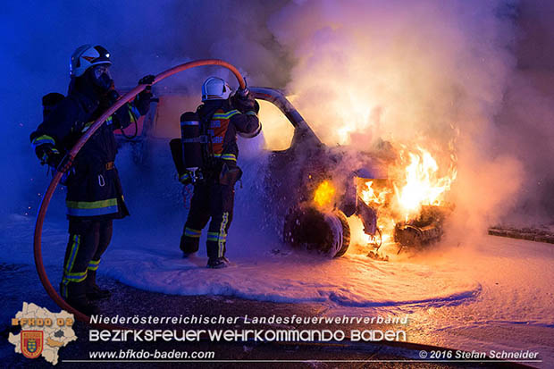 20160608 Kleintransporter in Vollbrand in Baden Weikersdorf  Foto:  Stefan Schneider