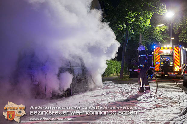 20160608 Kleintransporter in Vollbrand in Baden Weikersdorf  Foto:  Stefan Schneider