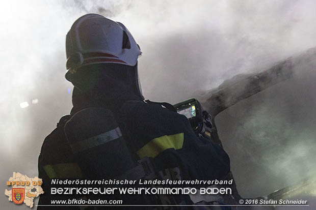 20160608 Kleintransporter in Vollbrand in Baden Weikersdorf  Foto:  Stefan Schneider