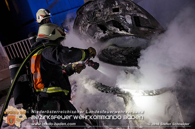 20160608 Kleintransporter in Vollbrand in Baden Weikersdorf  Foto:  Stefan Schneider