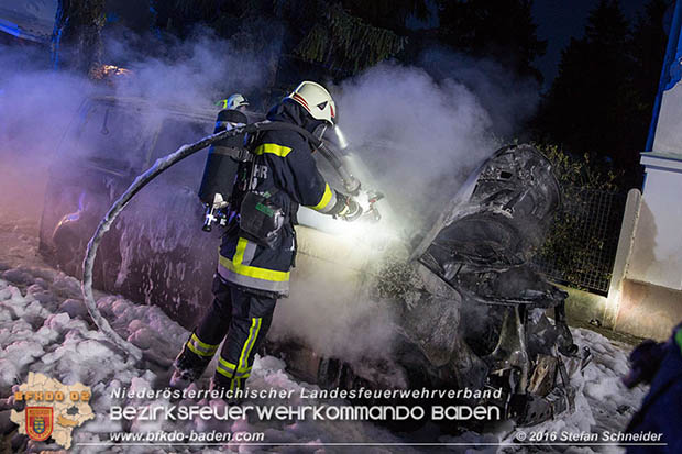 20160608 Kleintransporter in Vollbrand in Baden Weikersdorf  Foto:  Stefan Schneider