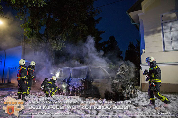 20160608 Kleintransporter in Vollbrand in Baden Weikersdorf  Foto:  Stefan Schneider