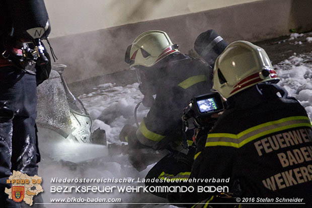 20160608 Kleintransporter in Vollbrand in Baden Weikersdorf  Foto:  Stefan Schneider