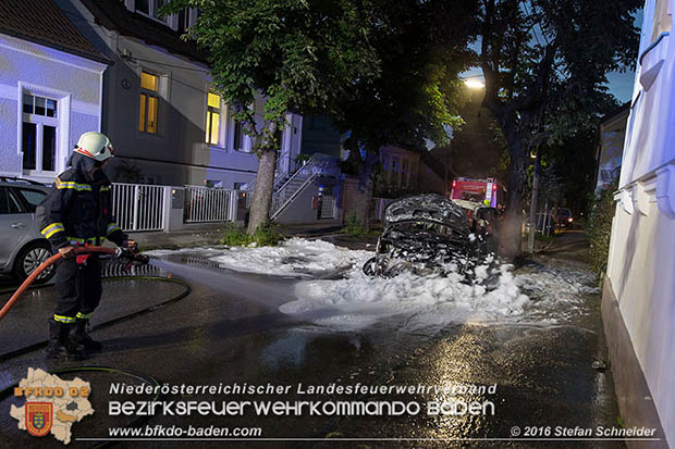 20160608 Kleintransporter in Vollbrand in Baden Weikersdorf  Foto:  Stefan Schneider