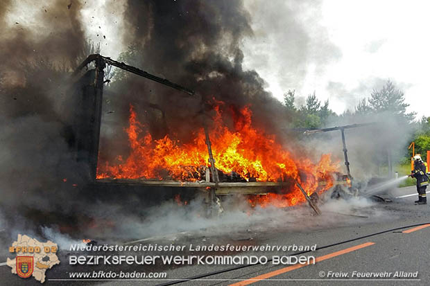 20160613 Brand eines Lkw Sattelaufliegers auf der A21 bei Heiligenkreuz  Foto: © FF Alland