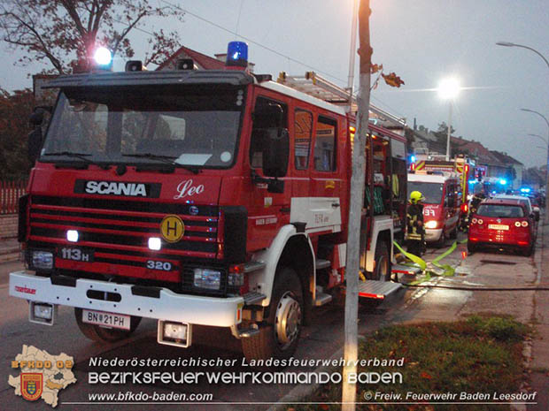 20161024 Brand in KfZ Lakier & Karosseriebetrieb in Baden  Foto: Freiwillige Feuerwehr Baden-Leesdorf