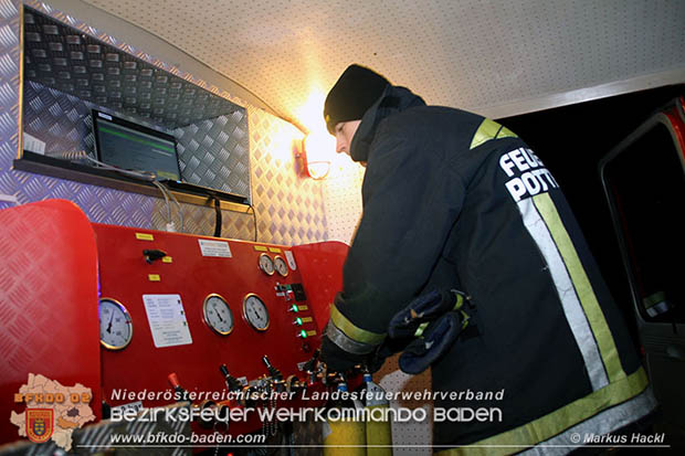   Inzwischen trafen die vom Feuerwehr-Einsatzleiter, Kommandant Oberbrandinspektor Roman Schimanko, nachgeforderten Einsatzkräfte der Feuerwehr Pottenstein mit dem Atemluftfahrzeug „ALF" sowie die Kameraden aus Berndorf mit der Wärmebildkamera am Einsatzort ein.