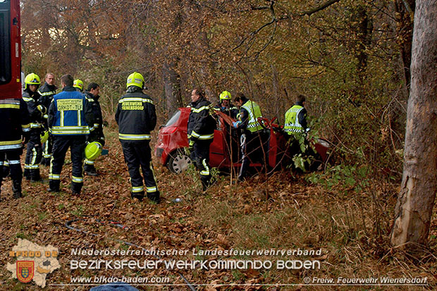 20161119 Schwerer Verkehrsunfall zwischen Tribuswinkel u. Wienersdorf  Foto: © FF Wienersdorf