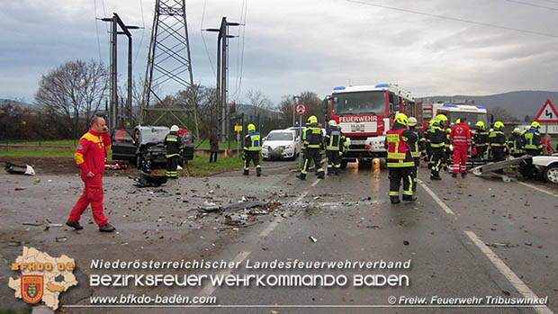 20161119 Schwerer Verkehrsunfall zwischen Tribuswinkel u. Schafflerhof-Siedlung  Foto: © FF Tribuswinkel