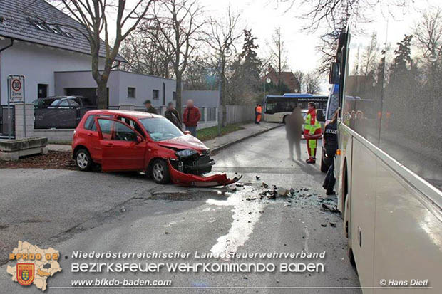 20161130 Verkehrsunfall Pkw gegen Linienbus in Mllersdorf  Foto:  Hans Dietl