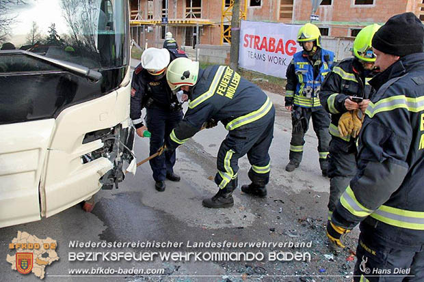 20161130 Verkehrsunfall Pkw gegen Linienbus in Mllersdorf  Foto:  Hans Dietl