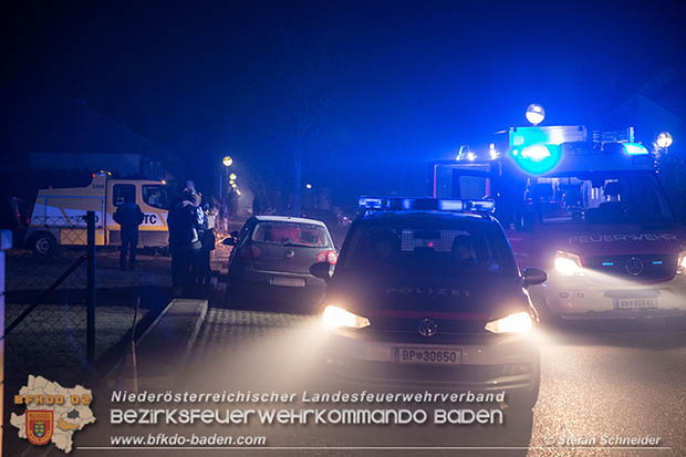 20170101 Befreiung Kleinkind aus versperrten Fahrzeug in Traiskirchen  Foto:  Stefan Schneider