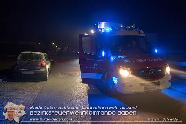 20170101 Befreiung Kleinkind aus versperrten Fahrzeug in Traiskirchen  Foto:  Stefan Schneider