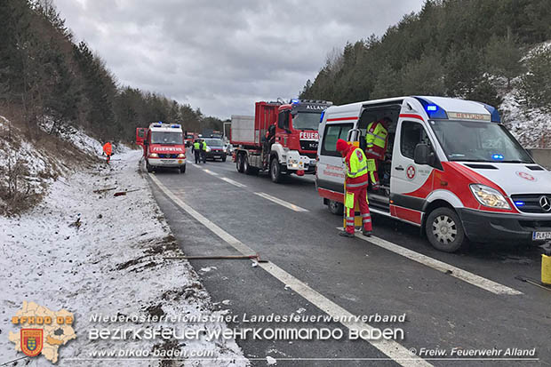 20170105 Verkehrsunfall A21 zwischen Mayerling und Heiligenkreuz RFb Wien Foto: © Freiwillige Feuerwehr Alland 20170105 Verkehrsunfall A21 zwischen Mayerling und Heiligenkreuz RFb Wien Foto: © Freiwillige Feuerwehr Alland