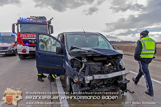 20170115 Schwerer Verkehrsunfall mit eingeklemmter Person A2 Sd-Autobahn bei Guntramsdorf  Foto:  Stefan Schneider