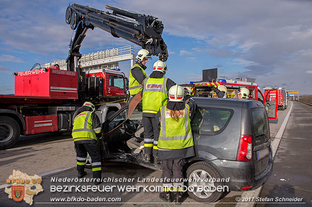 20170115 Schwerer Verkehrsunfall mit eingeklemmter Person A2 Sd-Autobahn bei Guntramsdorf  Foto:  Stefan Schneider