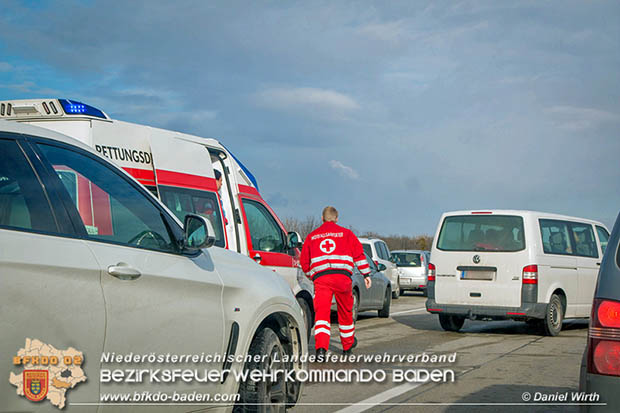 20170115 Schwerer Verkehrsunfall mit eingeklemmter Person A2 Sd-Autobahn bei Guntramsdorf Foto:  Daniel Wirth