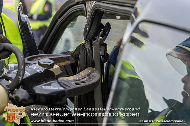 20170115 Schwerer Verkehrsunfall mit eingeklemmter Person A2 Sd-Autobahn bei Guntramsdorf  Foto:  Manfred BAUER Pressefotografie