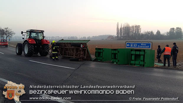 20170214 Umgestürzter Traktor Anhänger bei Pottendorf  Foto: © Freiwillige Feuerwehr Pottendorf
