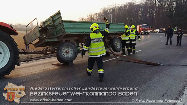 20170214 Umgestürzter Traktor Anhänger bei Pottendorf  Foto: © Freiwillige Feuerwehr Pottendorf