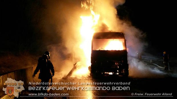 20170221 LKW Sattelkraftfahrzeugzug auf der A21 kurz nach Hochstrass Richtung A1 in Vollbrand Foto: © FF Alland