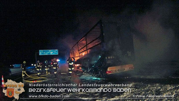 20170221 LKW Sattelkraftfahrzeugzug auf der A21 kurz nach Hochstrass Richtung A1 in Vollbrand Foto: © FF Alland