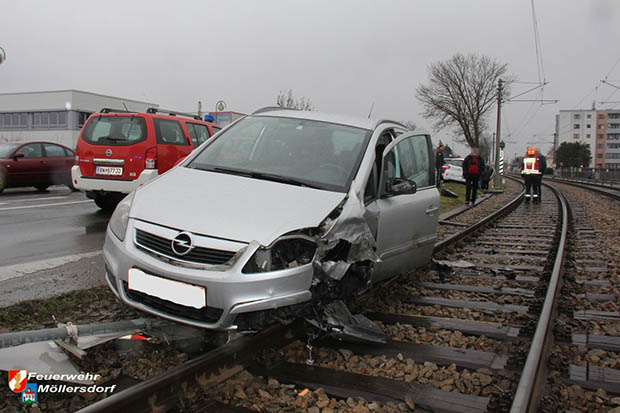 20170310 Verkehrsunfall zweier Pkws beim WLB Bahnbergang in Mllersdorf  Foto:  Freiwillige Feuerwehr Mllersdorf 