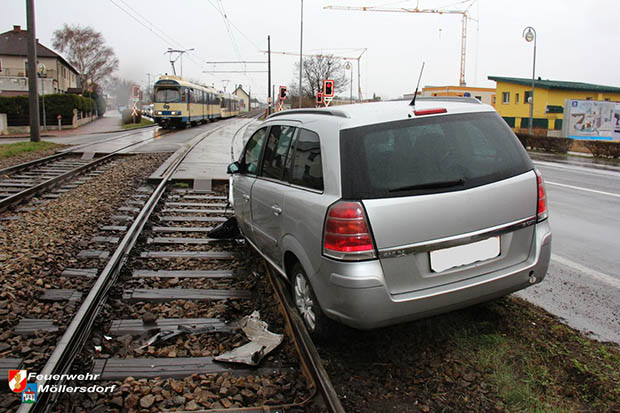 20170310 Verkehrsunfall zweier Pkws beim WLB Bahnübergang in Möllersdorf Foto: © Freiwillige Feuerwehr Möllersdorf 20170310 Verkehrsunfall zweier Pkws beim WLB Bahnübergang in Möllersdorf Foto: © Freiwillige Feuerwehr Möllersdorf