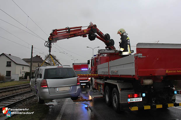 20170310 Verkehrsunfall zweier Pkws beim WLB Bahnübergang in Möllersdorf Foto: © Freiwillige Feuerwehr Möllersdorf 20170310 Verkehrsunfall zweier Pkws beim WLB Bahnübergang in Möllersdorf Foto: © Freiwillige Feuerwehr Möllersdorf
