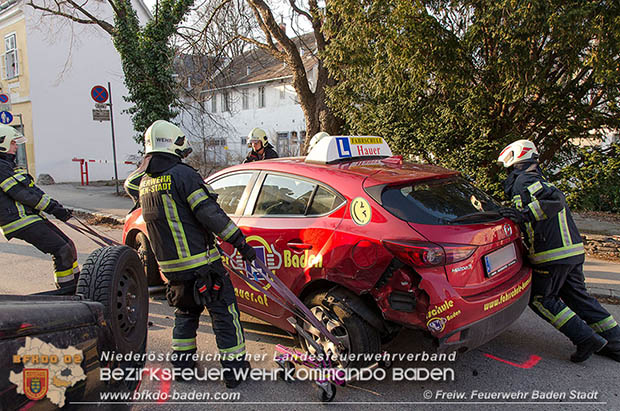 20170312 Fahrzeugberschlag in der "30er Zone" in Baden  Foto:  Freiwillige Feuerwehr Baden-Stadt