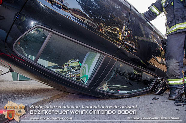 20170312 Fahrzeugüberschlag in der "30er Zone" in Baden Foto: © Freiwillige Feuerwehr Baden-Stadt 20170312 Fahrzeugüberschlag in der "30er Zone" in Baden Foto: © Freiwillige Feuerwehr Baden-Stadt