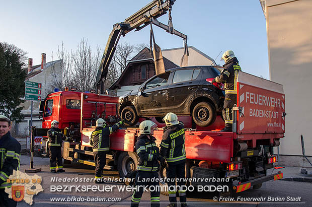 20170312 Fahrzeugberschlag in der "30er Zone" in Baden  Foto:  Freiwillige Feuerwehr Baden-Stadt