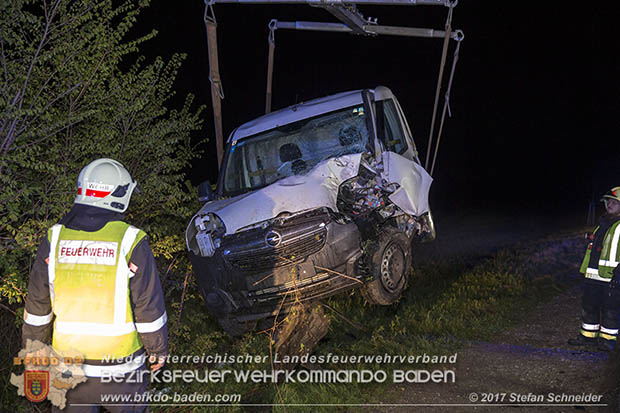 20170413 Schwerer Verkehrsufall auf der L156 Traiskirchen-Trumau  Foto:  Stefan Schneider